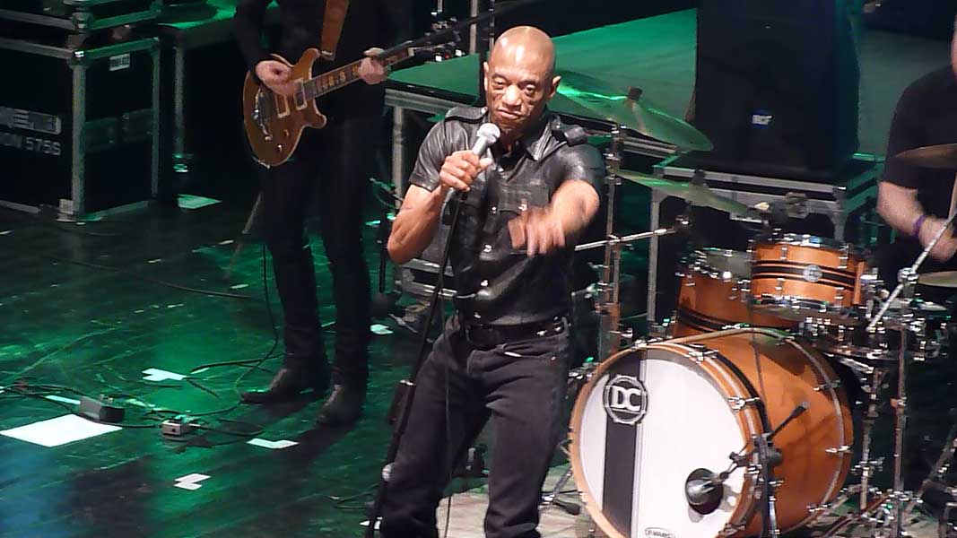 06 Earl Thomas And His Band