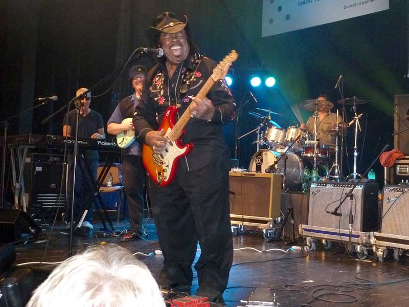 15 Guitar Shorty
