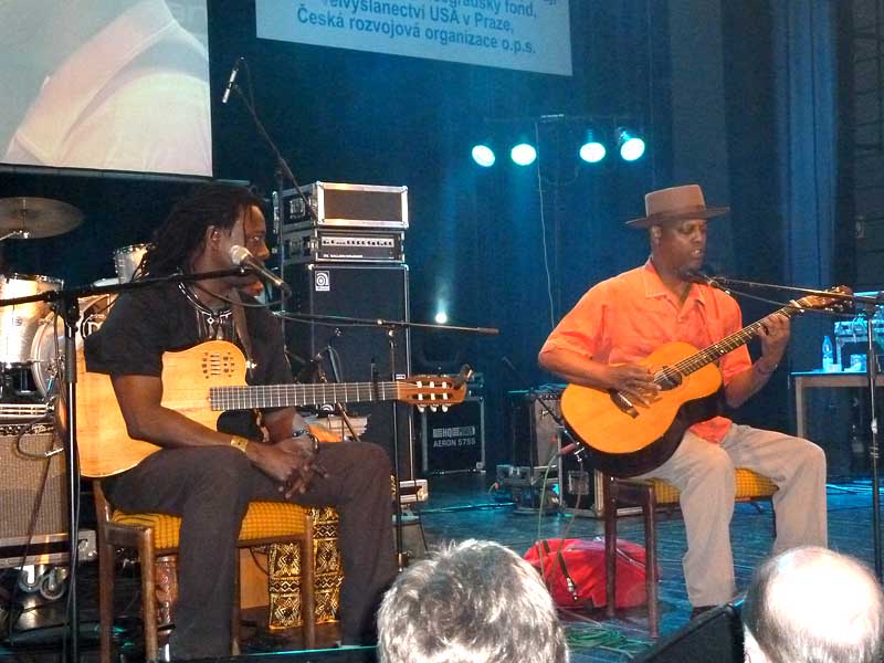 16 Eric Bibb & Habib Koité